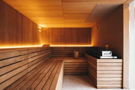 Spa, Gym & Pool In Cloche D'or Id6 Appartement